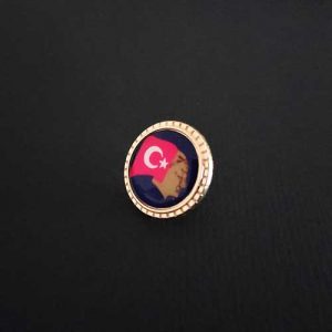 türk bayrağı ve atatürk silüetli rozet
